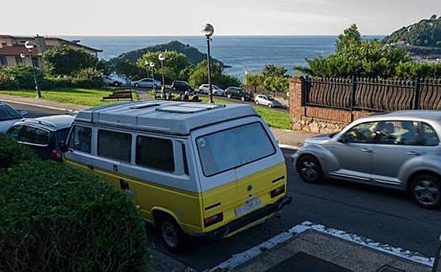 Imagen de la furgoneta ofertada en Airbnb y aparcada el verano pasado en Duque de Baena. 