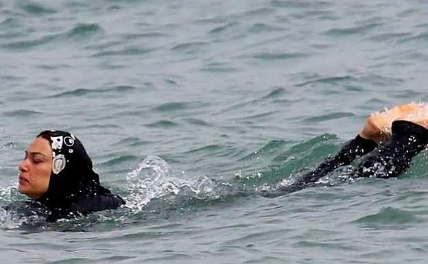 Exigen a una mujer que se bañó en burkini en una piscina pagar su desinfección