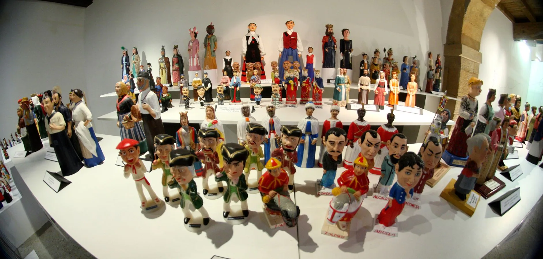 En la muestra se pueden ver 168 figuras, réplicas de los gigantes que serán protagonistas en las fiestas de varias poblaciones