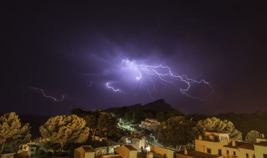Una tormenta con cientos de rayos ilumina la playa de Sant Elm, Andratx, en la isla de Mallorca. 