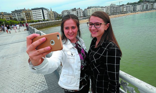 Oihana San Sebastián se retrata junto a su 'hermana' Milana Volochay en el paseo de La Concha en Donostia.