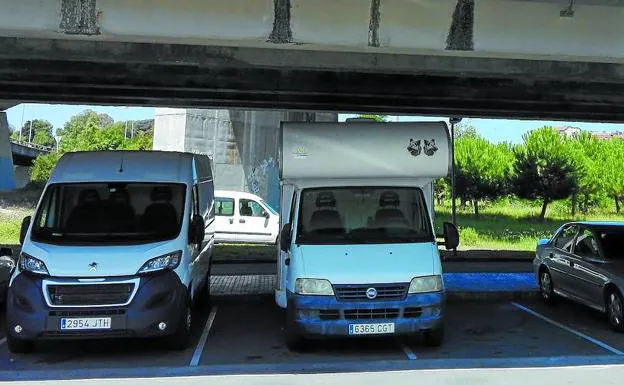 La autocaravana que se alquilaba como alojamiento «sencillo y minimalista» bajo la variante de Donostia, cerca del barrio de Loiola