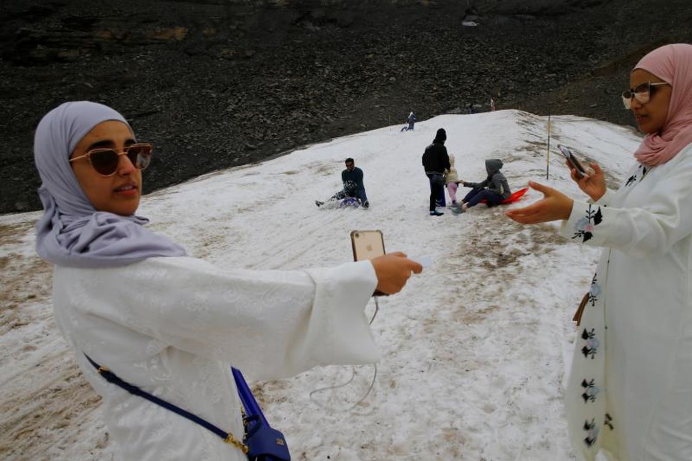 El hallazgo de las cadáveres de Marcelin y Francine Dumoulin 75 años después de su desaparición en el glaciar suizo Tsanfleuron saca a la luz su oscura leyenda: los casi 300 cadáveres que esconde entre sus grietas. Turistas de medio mundo recorren sus heladas faldas para llegar a Glacier 3000, la estación de esquí situada en su parte superior, sin conocer este oscuro secreto