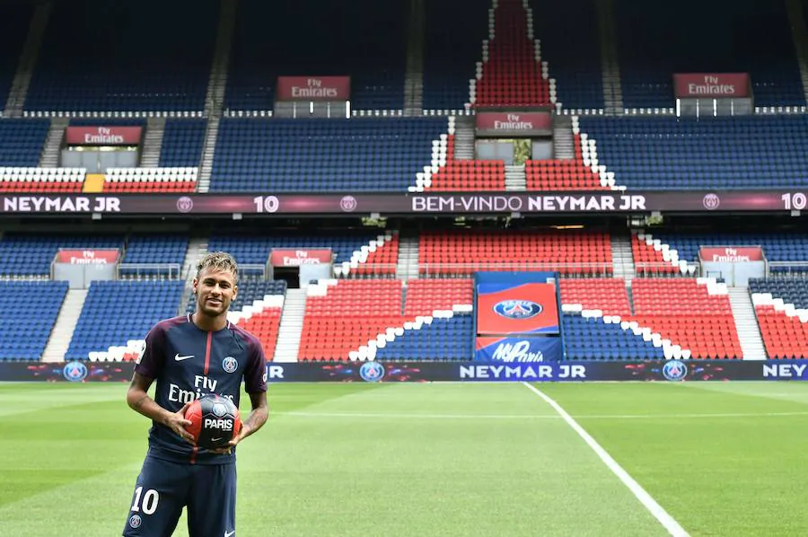 El futbolista brasileño ha causado gran expectación en su llegada a París para formar parte de la plantilla del PSG.