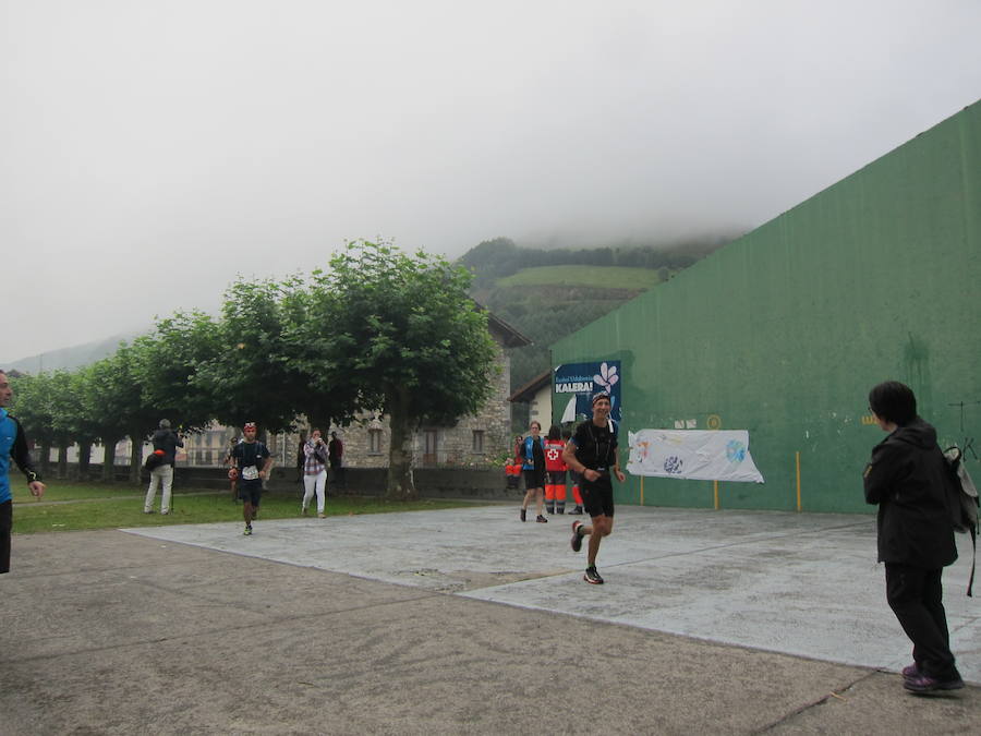 Alrededor de 140 corredores emprendieron el viernes por la noche la tercera etapa del Circuito Basque Ultra Trail Series. Las cuatro pruebas tendrán una longitud de entre 110 y 140 kilómetros cada una y suman 500 kilómetros. En las imágenes, los corredores a su paso por Areso.