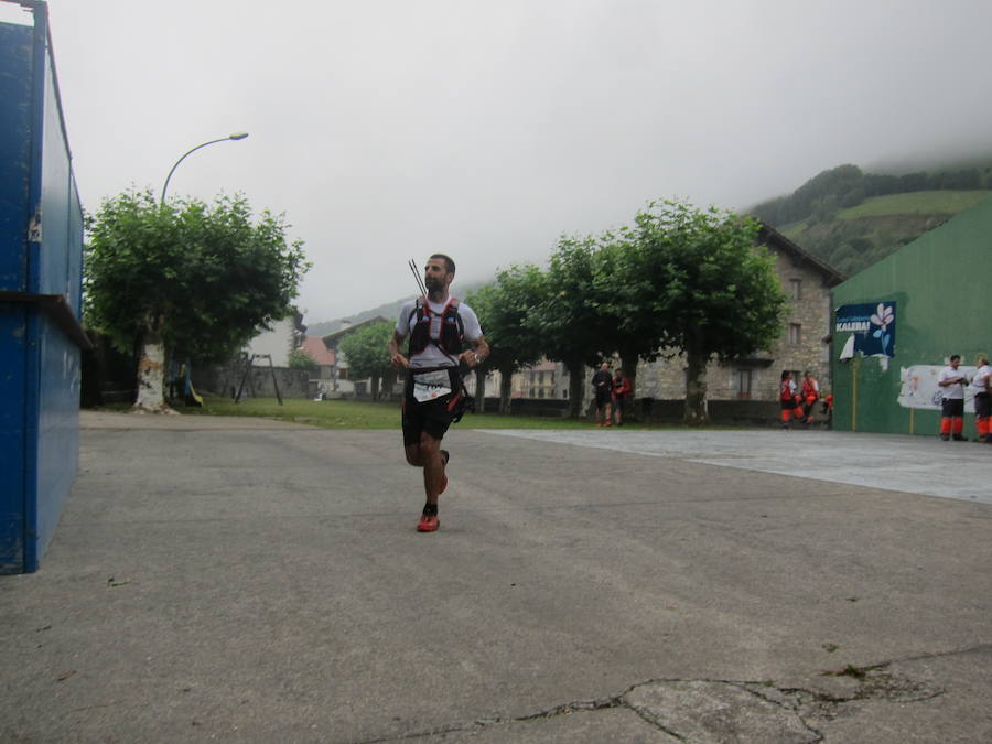 Alrededor de 140 corredores emprendieron el viernes por la noche la tercera etapa del Circuito Basque Ultra Trail Series. Las cuatro pruebas tendrán una longitud de entre 110 y 140 kilómetros cada una y suman 500 kilómetros. En las imágenes, los corredores a su paso por Areso.