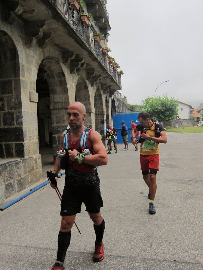 Alrededor de 140 corredores emprendieron el viernes por la noche la tercera etapa del Circuito Basque Ultra Trail Series. Las cuatro pruebas tendrán una longitud de entre 110 y 140 kilómetros cada una y suman 500 kilómetros. En las imágenes, los corredores a su paso por Areso.