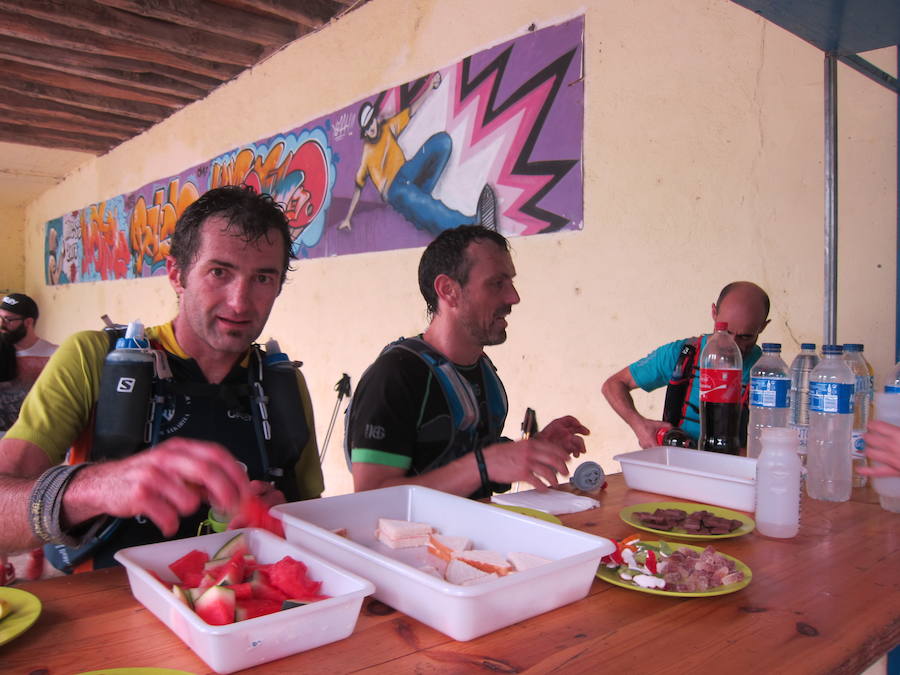 Alrededor de 140 corredores emprendieron el viernes por la noche la tercera etapa del Circuito Basque Ultra Trail Series. Las cuatro pruebas tendrán una longitud de entre 110 y 140 kilómetros cada una y suman 500 kilómetros. En las imágenes, los corredores a su paso por Areso.