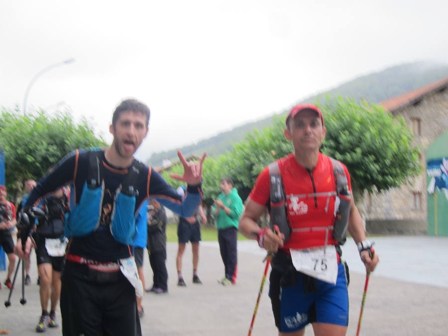 Alrededor de 140 corredores emprendieron el viernes por la noche la tercera etapa del Circuito Basque Ultra Trail Series. Las cuatro pruebas tendrán una longitud de entre 110 y 140 kilómetros cada una y suman 500 kilómetros. En las imágenes, los corredores a su paso por Areso.