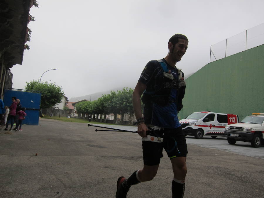 Alrededor de 140 corredores emprendieron el viernes por la noche la tercera etapa del Circuito Basque Ultra Trail Series. Las cuatro pruebas tendrán una longitud de entre 110 y 140 kilómetros cada una y suman 500 kilómetros. En las imágenes, los corredores a su paso por Areso.