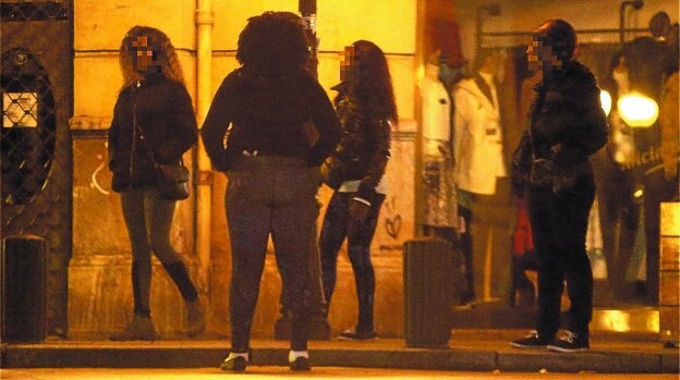 Un grupo de mujeres de origen africano ejerce la prostitución en una calle de Bilbao.