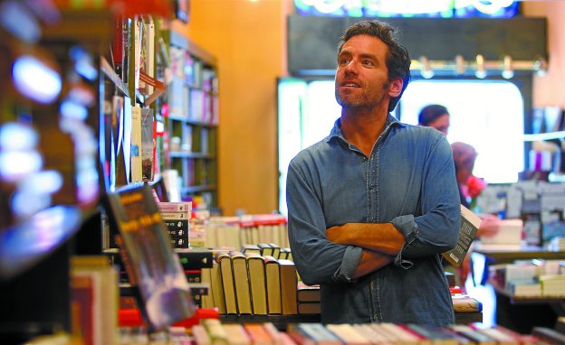 Lectura. Borja Sémper, en la librería 'Donosti' de la Plaza Bilbao, donde se compró el libro 'Canción dulce', de Leila Slimani.