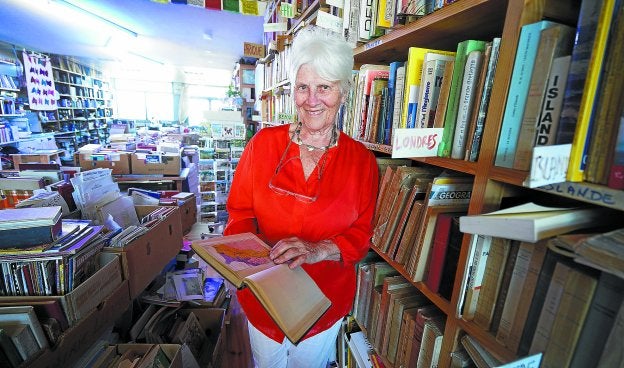 Catherine Domain en el interior de su librería Ulysse en Hendaya, al fondo, más allá de libros está el mar.