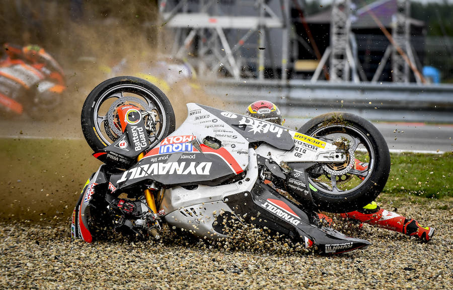 El alemán Sandro Cortese sufrió una espectacular caída durante la carrera de Moto2. 