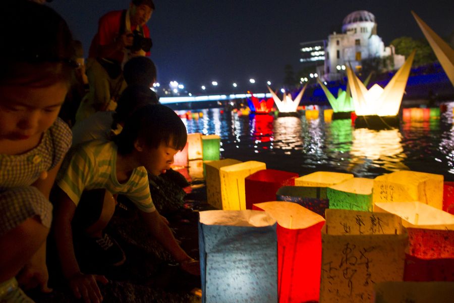 Japón ha conmemorado a las víctimas del primer bombardeo atómico de la historia, que hace 72 años destruyó la ciudad de Hiroshima, en el sur del país.