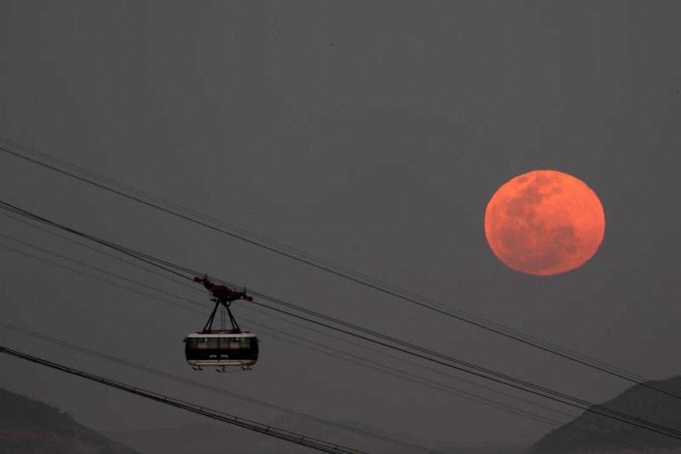 Vista del teleférico turístico del cerro de Pan de Azúcar al atardecer en Río de Janeiro (Brasil).