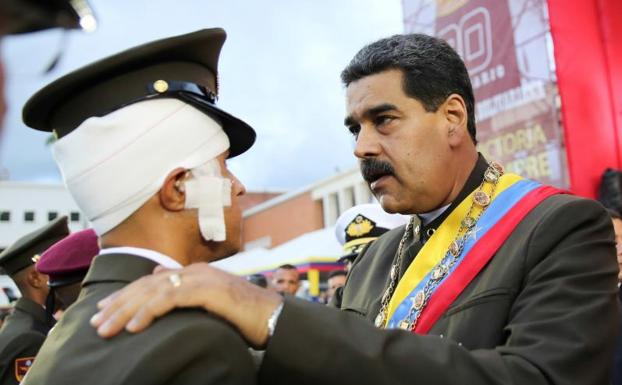 Maduro habla con un guardia nacional. 