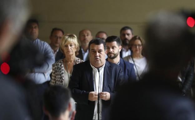 Ernesto Gasco, Maite Cruzado y Arkaitz Millan, acompañados por representantes del sector hostelero y comercial donostiarra comparecen en el Museo San Telmo.