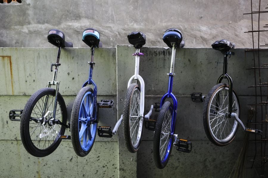 Fundación Nariz Roja en Yakarta, Indonesia, cumple su décimo aniversario. Establecida en 2008 por el actor de circo estadounidense Dan Roberts, la Fundación opera como centro de aprendizaje para educar a los niños pobres, enseñándoles habilidades artísticas y de circo. Actualmente, entre sus dos centros de aprendizaje, la Fundación ayuda a más de 270 estudiantes. 