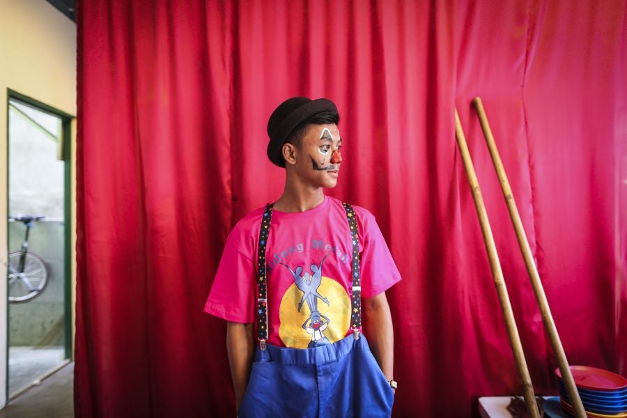 Fundación Nariz Roja en Yakarta, Indonesia, cumple su décimo aniversario. Establecida en 2008 por el actor de circo estadounidense Dan Roberts, la Fundación opera como centro de aprendizaje para educar a los niños pobres, enseñándoles habilidades artísticas y de circo. Actualmente, entre sus dos centros de aprendizaje, la Fundación ayuda a más de 270 estudiantes. 