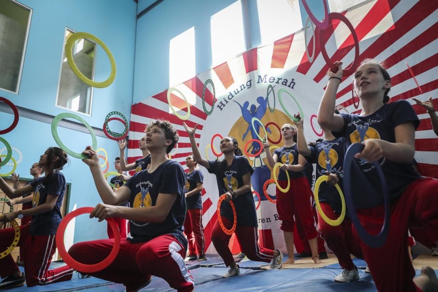 Fundación Nariz Roja en Yakarta, Indonesia, cumple su décimo aniversario. Establecida en 2008 por el actor de circo estadounidense Dan Roberts, la Fundación opera como centro de aprendizaje para educar a los niños pobres, enseñándoles habilidades artísticas y de circo. Actualmente, entre sus dos centros de aprendizaje, la Fundación ayuda a más de 270 estudiantes. 