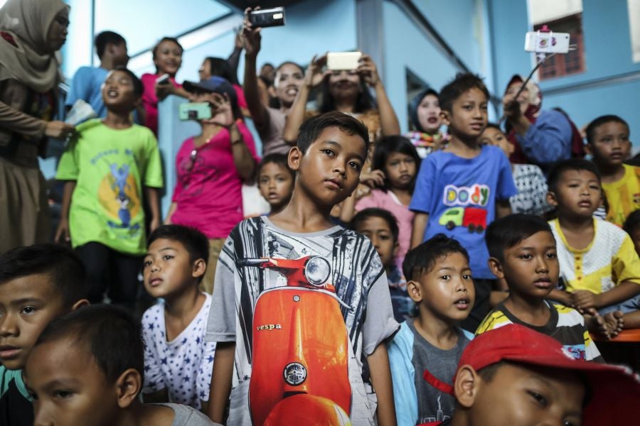 Fundación Nariz Roja en Yakarta, Indonesia, cumple su décimo aniversario. Establecida en 2008 por el actor de circo estadounidense Dan Roberts, la Fundación opera como centro de aprendizaje para educar a los niños pobres, enseñándoles habilidades artísticas y de circo. Actualmente, entre sus dos centros de aprendizaje, la Fundación ayuda a más de 270 estudiantes. 