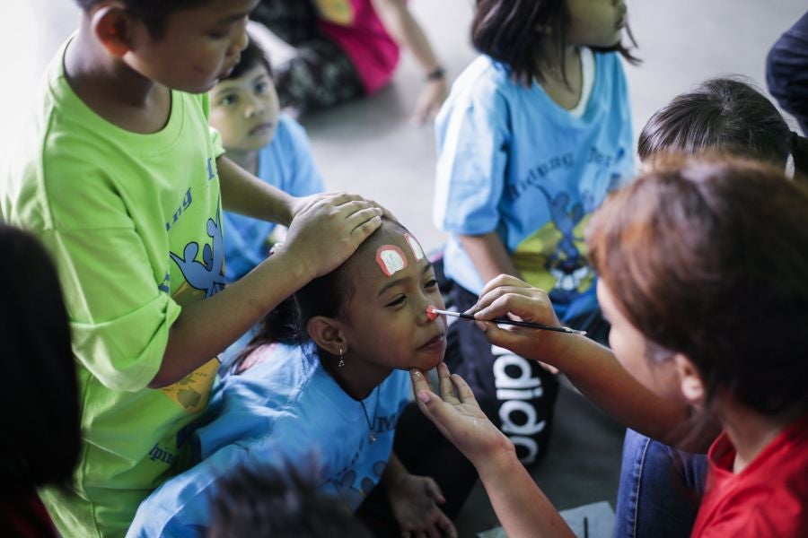 Fundación Nariz Roja en Yakarta, Indonesia, cumple su décimo aniversario. Establecida en 2008 por el actor de circo estadounidense Dan Roberts, la Fundación opera como centro de aprendizaje para educar a los niños pobres, enseñándoles habilidades artísticas y de circo. Actualmente, entre sus dos centros de aprendizaje, la Fundación ayuda a más de 270 estudiantes. 
