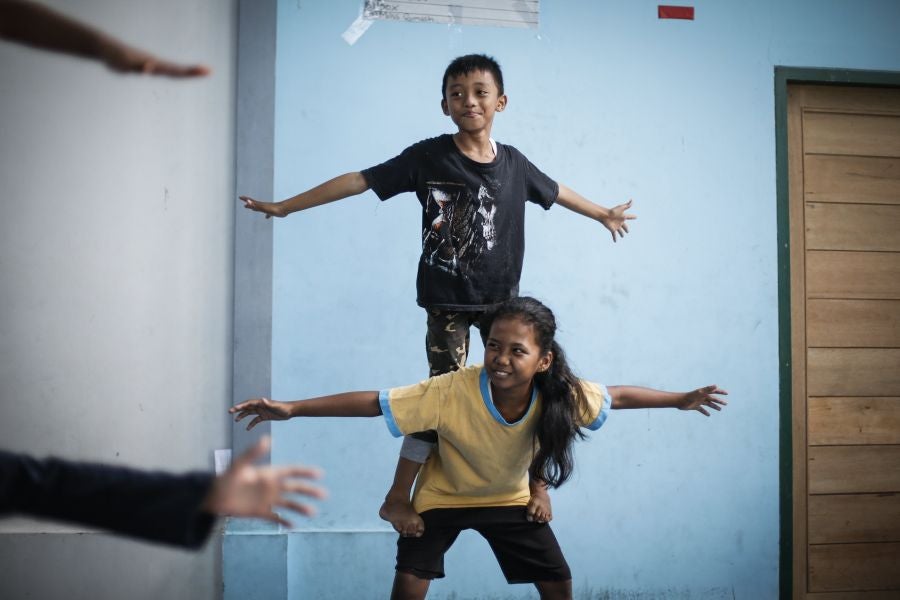 Fundación Nariz Roja en Yakarta, Indonesia, cumple su décimo aniversario. Establecida en 2008 por el actor de circo estadounidense Dan Roberts, la Fundación opera como centro de aprendizaje para educar a los niños pobres, enseñándoles habilidades artísticas y de circo. Actualmente, entre sus dos centros de aprendizaje, la Fundación ayuda a más de 270 estudiantes. 