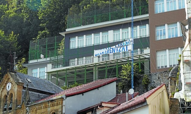 Pancarta en el edificio de Orixe en Urgull en reivindicación de más espacio para aulas en el convento de Santa Teresa. 