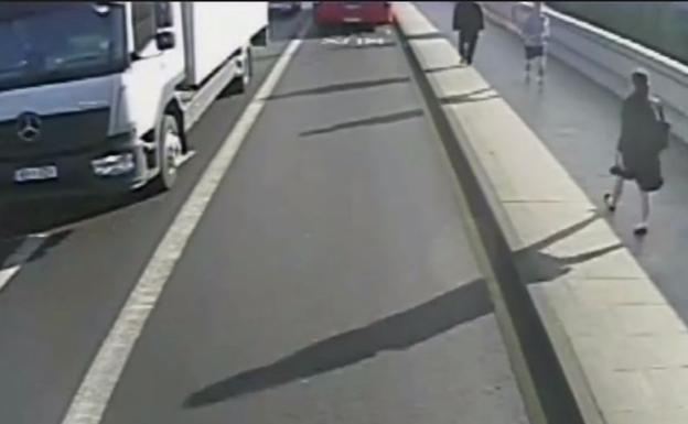 Detenido el 'runner' londinense que casi mata a una mujer de un empujon frente a un autobús