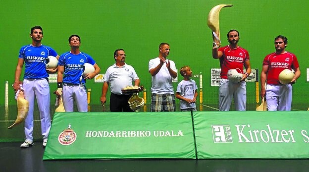 Irastorza y Aritz Erkiaga, de rojo, dos de los protagonistas para el estelar de esta tarde. 