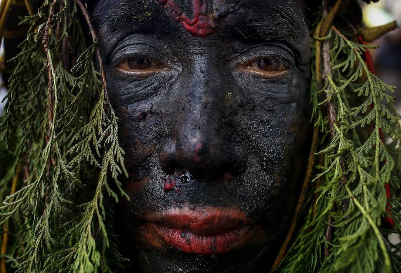 El Gai Jatra (El Festival de la Vaca) en Katmandú (Nepal), conmemora a los seres queridos fallecidos recientemente. La procesión reúne niños con trajes tradicionales que piden paz y salvación para los difuntos a través de la veneración de las vacas, animales sagrados para el hinduismo. 