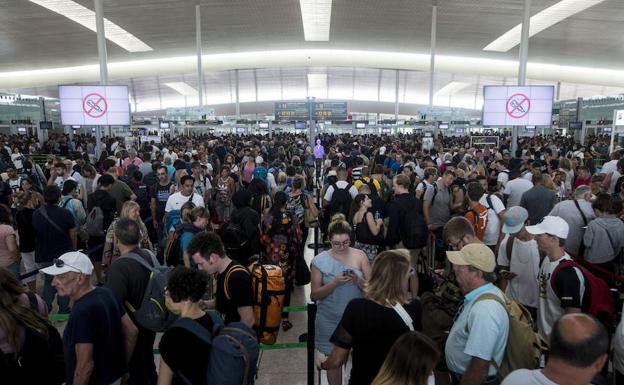 Colas de pasajeros en El Prat tras otra jornada de paros parciales.