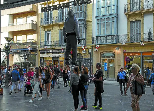 La escultura de un hombre colgado en la entrada del mercado ha generado polémica.