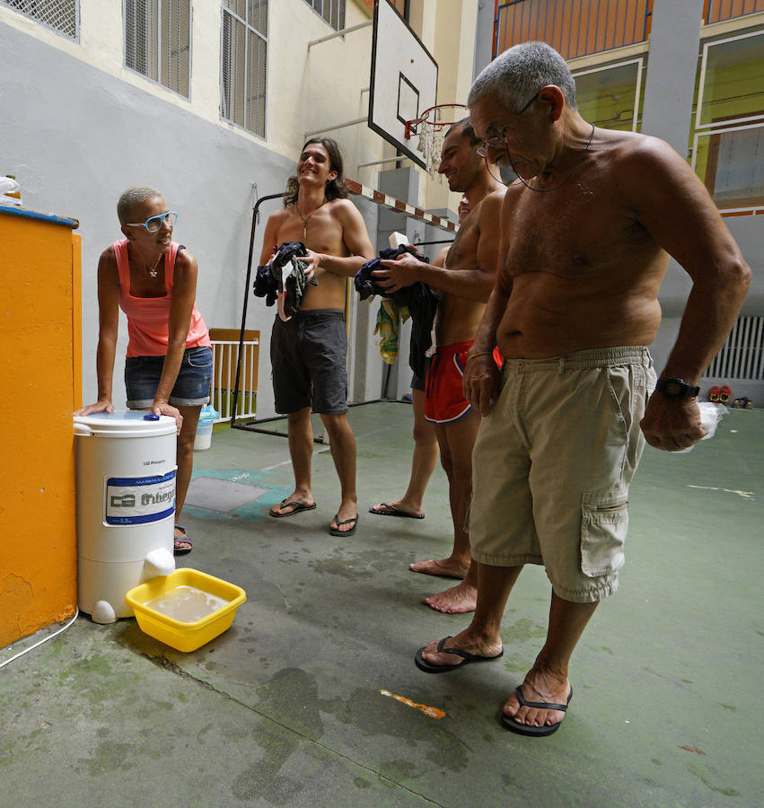 El donostiarra colegio Claret acoge a cientos de personas que se dirigen a Santiago de Compostela de peregrinaje y que no encuentran un lugar para dormir y seguir luego el camino. 