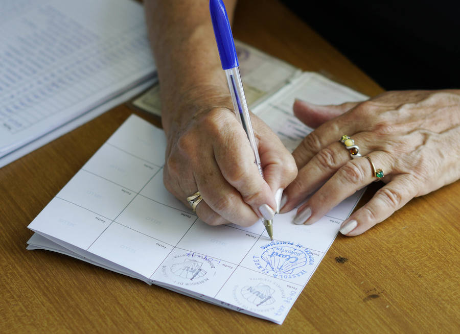 El donostiarra colegio Claret acoge a cientos de personas que se dirigen a Santiago de Compostela de peregrinaje y que no encuentran un lugar para dormir y seguir luego el camino. 