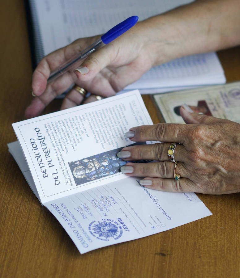 El donostiarra colegio Claret acoge a cientos de personas que se dirigen a Santiago de Compostela de peregrinaje y que no encuentran un lugar para dormir y seguir luego el camino. 