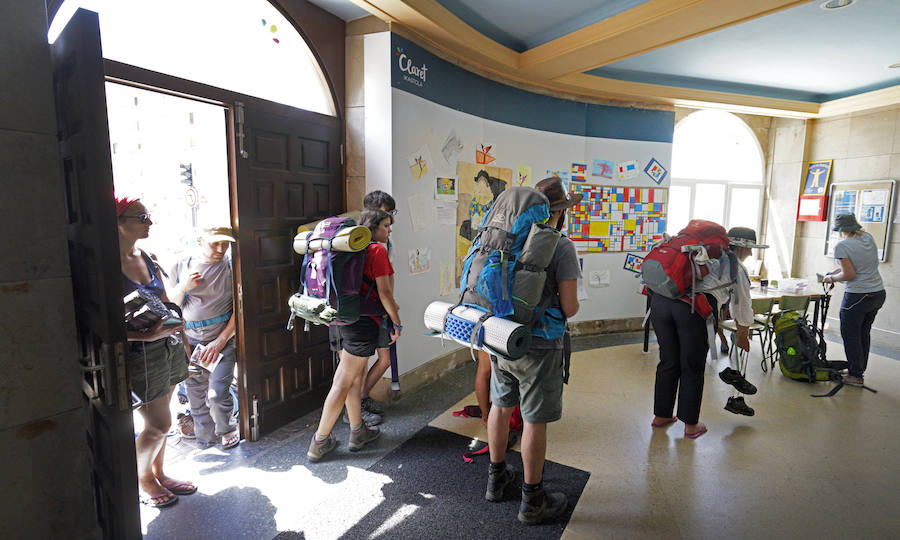El donostiarra colegio Claret acoge a cientos de personas que se dirigen a Santiago de Compostela de peregrinaje y que no encuentran un lugar para dormir y seguir luego el camino. 
