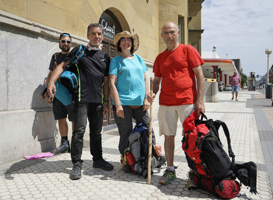 El donostiarra colegio Claret acoge a cientos de personas que se dirigen a Santiago de Compostela de peregrinaje y que no encuentran un lugar para dormir y seguir luego el camino. 