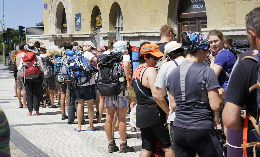 El donostiarra colegio Claret acoge a cientos de personas que se dirigen a Santiago de Compostela de peregrinaje y que no encuentran un lugar para dormir y seguir luego el camino. 