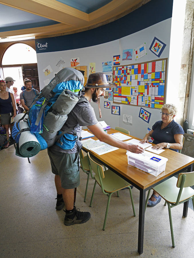 El donostiarra colegio Claret acoge a cientos de personas que se dirigen a Santiago de Compostela de peregrinaje y que no encuentran un lugar para dormir y seguir luego el camino. 