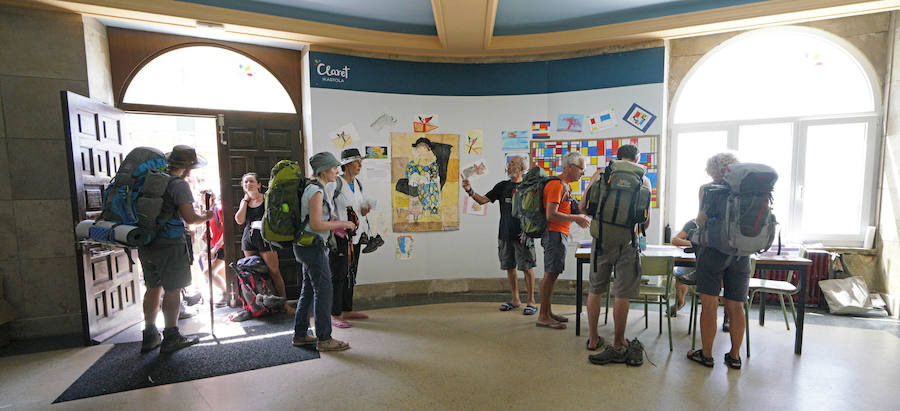 El donostiarra colegio Claret acoge a cientos de personas que se dirigen a Santiago de Compostela de peregrinaje y que no encuentran un lugar para dormir y seguir luego el camino. 