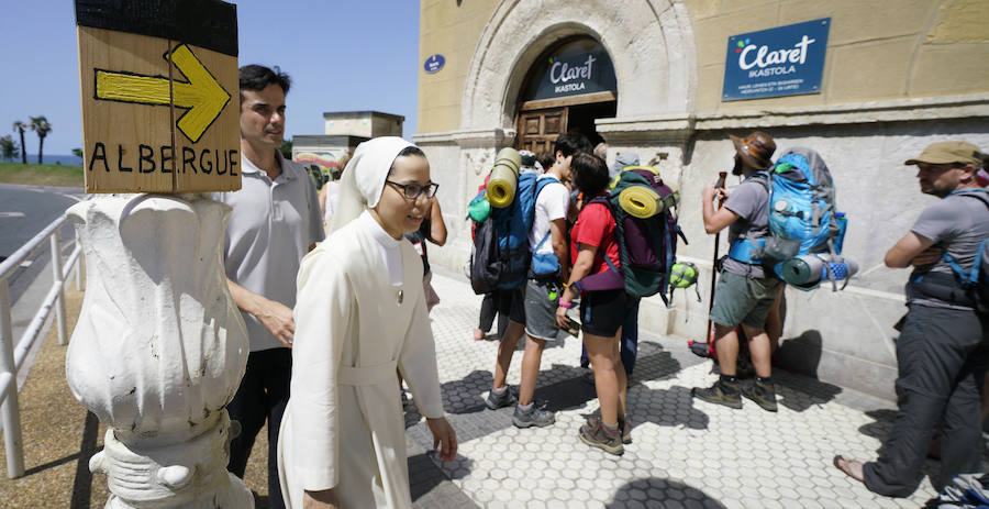 El donostiarra colegio Claret acoge a cientos de personas que se dirigen a Santiago de Compostela de peregrinaje y que no encuentran un lugar para dormir y seguir luego el camino. 