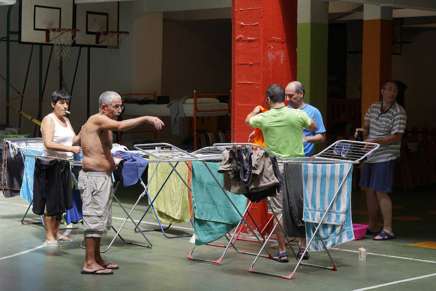El donostiarra colegio Claret acoge a cientos de personas que se dirigen a Santiago de Compostela de peregrinaje y que no encuentran un lugar para dormir y seguir luego el camino. 