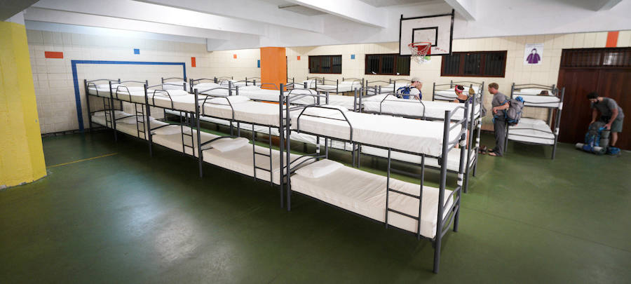 El donostiarra colegio Claret acoge a cientos de personas que se dirigen a Santiago de Compostela de peregrinaje y que no encuentran un lugar para dormir y seguir luego el camino. 