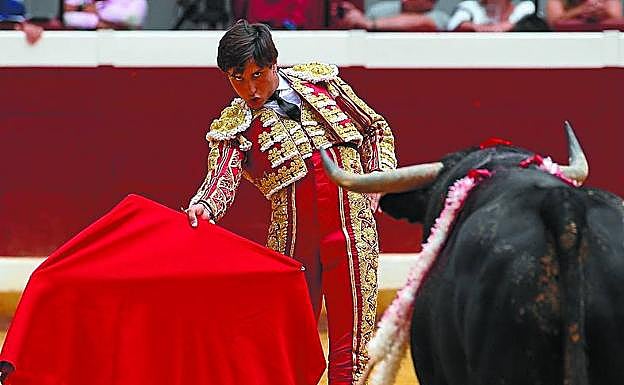 Roca Rey, de berenjena y oro, muestra la muleta a ‘Sisón’ buscando un derechazo largo y templado. 