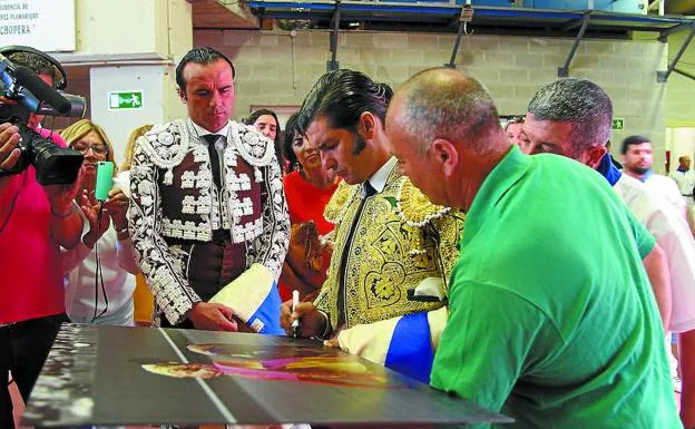 En presencia de Sánchez Araujo (de ciruela e hilo blanco) Morante firma una foto a ‘El Chato’ de la tolosarra Peña Frascuelo. 