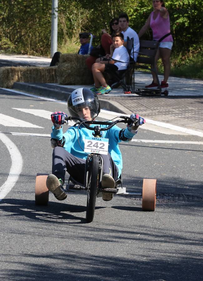 El asfalto de la cuesta de Markotegi, en el barrio donostiarra de Zuatzu, amanece hoy con los restos de neumático de los 35 vehículos que compitieron ayer en la cuarta edición de las bajadas de Goitibeheras con motivo de la Semana Grande.