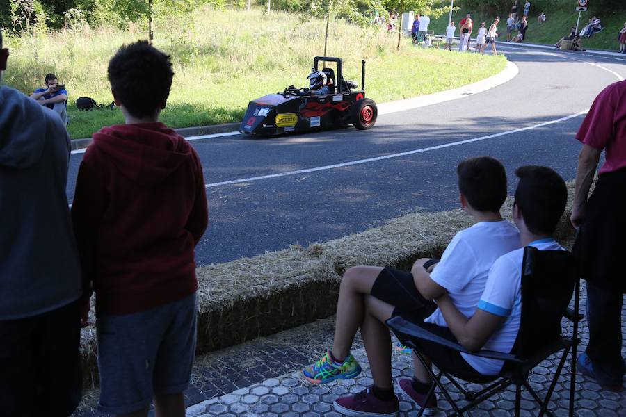 El asfalto de la cuesta de Markotegi, en el barrio donostiarra de Zuatzu, amanece hoy con los restos de neumático de los 35 vehículos que compitieron ayer en la cuarta edición de las bajadas de Goitibeheras con motivo de la Semana Grande.