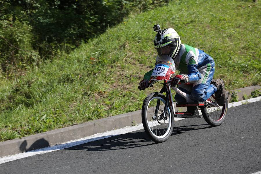 El asfalto de la cuesta de Markotegi, en el barrio donostiarra de Zuatzu, amanece hoy con los restos de neumático de los 35 vehículos que compitieron ayer en la cuarta edición de las bajadas de Goitibeheras con motivo de la Semana Grande.